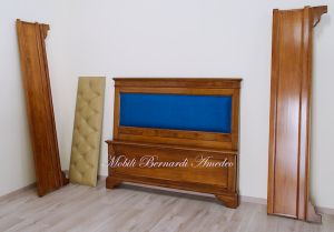 Letto classico in legno con pannello testiera imbottito con microfibra colore blu